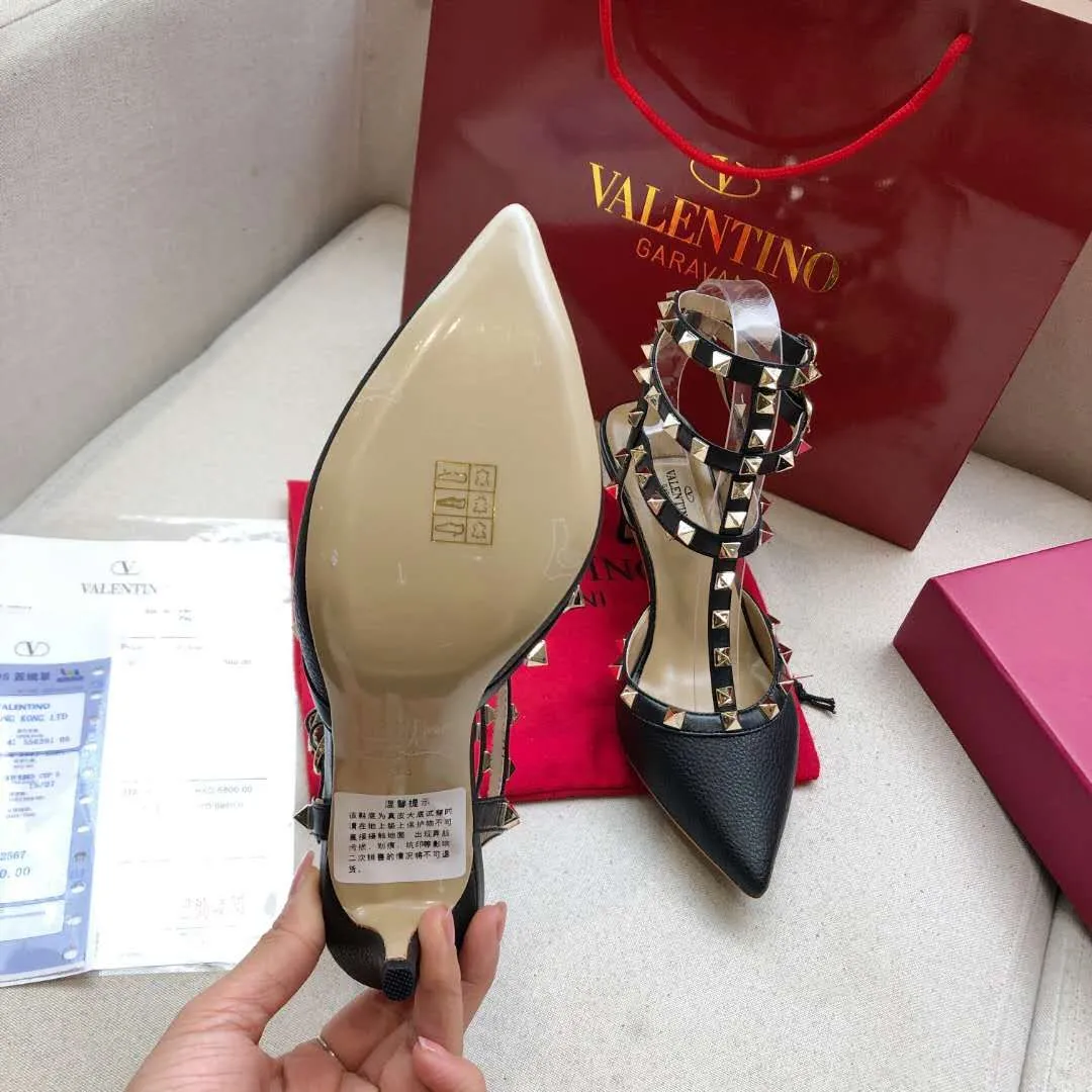 👟👟Ex-factory price 400👟👟 Genuine leather sole +30 Available all year round🎁[Black pebbled leather series] Heel height: 9.5cm+6.5cm. Valentino is a global haute couture and ready-to-wear luxury brand. Valentino is timeless and never goes out of style. Sheepskin feet, lining 🎁34 to 40/41/42 sizes, ready stock. Original last from the counter, regular bottom [red envelope] genuine leather outsole +30